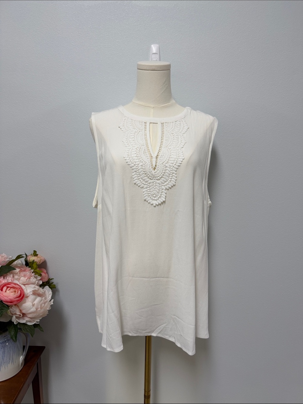 Daniel Rainn Cream Sleeveless Embroidered Keyhole Tank